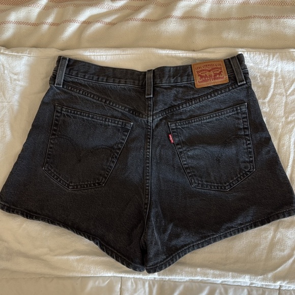 Women’s Levi’s High Waisted Mom Shorts (Size 31) - Picture 3 of 4